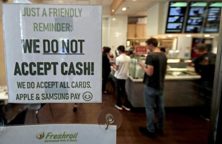 餐厅外张贴的标志：“只是一个友好的提醒：我们不接受现金！ 我们接受所有卡，Apple & Samsung 支付。